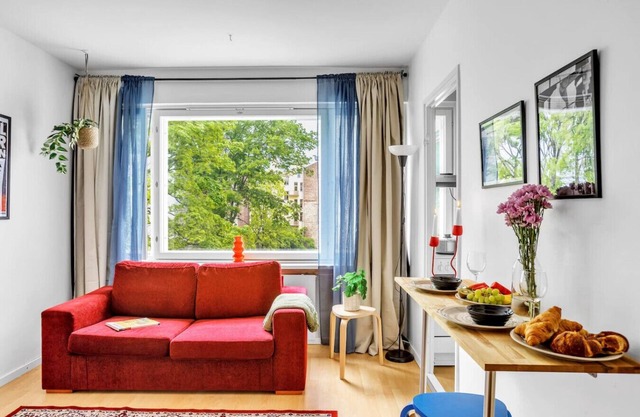 Light-Filled Gem | Bathtub | 200m tram/bus | Wi-Fi