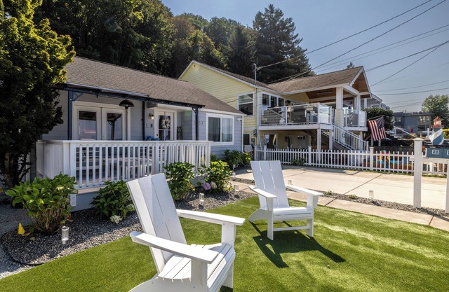 Lighthouse Cottage on West Seattle's Alki Beach