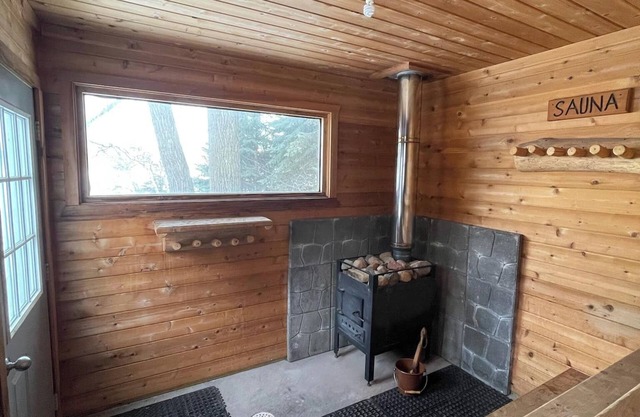 Lilac Retreat lake house sauna + pickleball close to St. Johns and St. Bens