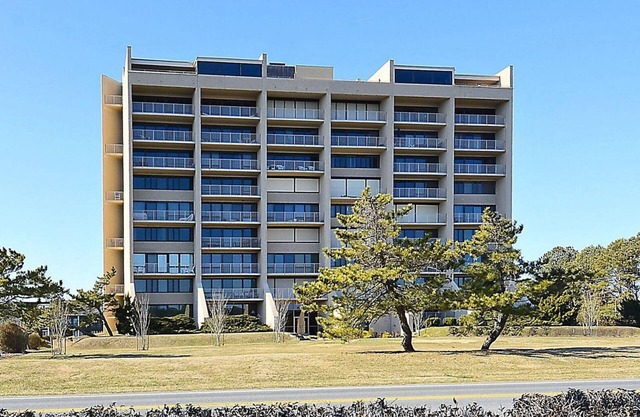 LINENS INCLUDED!*. Lovely 2 Bedroom, 2 bath condo with soft beachy colors.