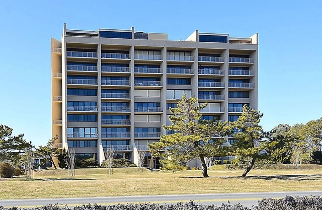 LINENS INCLUDED*!. 2 BR/2 BA unit with fabulous ocean views from all rooms and 2 large balconies.