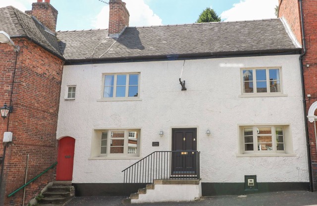 LION HOUSE, family friendly, with a garden in Ashbourne