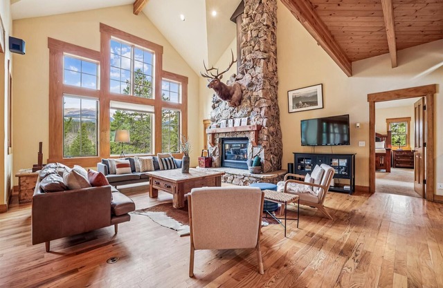 Little Bear Lodge: Large Highlands Home, Private Hot Tub, Pet Friendly, Great Views!