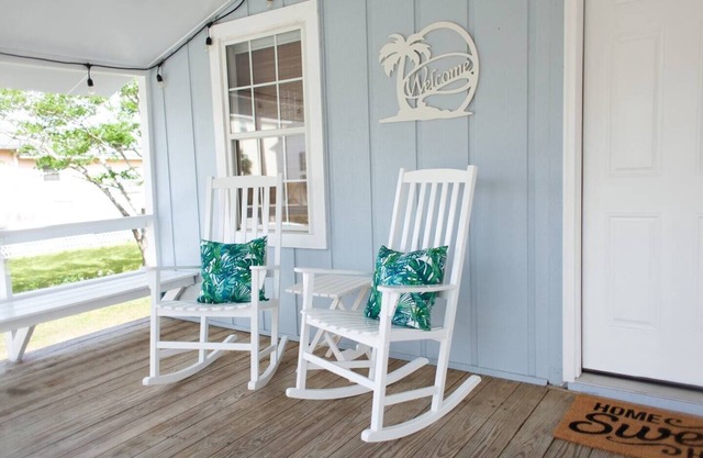 Little Blue Cottage at CB - 2 Blocks From Beach
