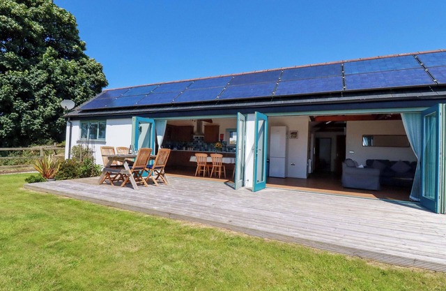 LITTLE CHYWOON BARN, family friendly, with a garden in Truro