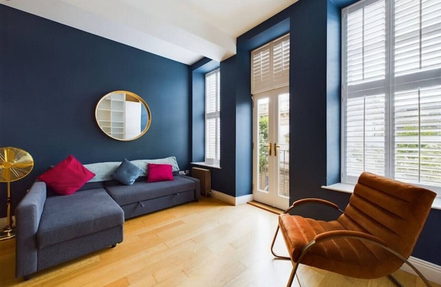 Little Italy Apt- Stylish 1-Bed Apt in Belfast City Centre – Sleeps 4 | Cathedral Quarter Location