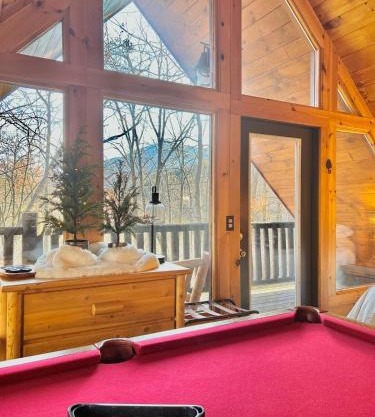 Little Pine Lodge a Smokies Hideaway - 1 mi to GSMNP - King Suite & Loft, Fireplace, Hot Tub & BEARS!