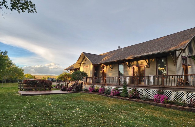 Little R&R, Entire Farmhouse, Historical 1908 Train Station