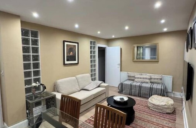 Live alike local Notting Hill