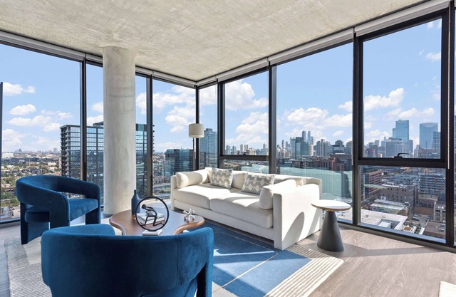 Live in Luxe: West Loop 2BR w/Top Amenities
