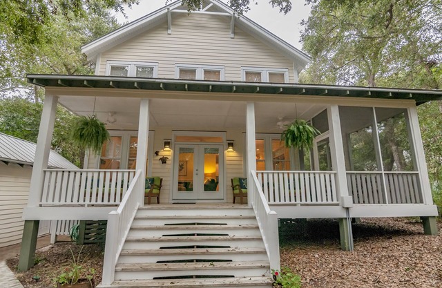 Live oak views from this 3 bedroom cottage; 2 golf carts and peaceful screened in porch