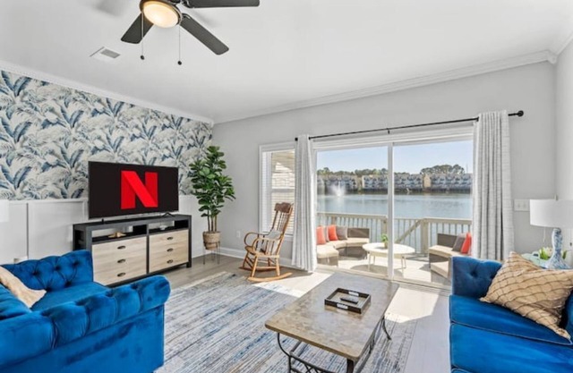⭐Live on the Water! Lake Palmetto Palm w/Patio - 10Min to Downtown & Beaches⭐
