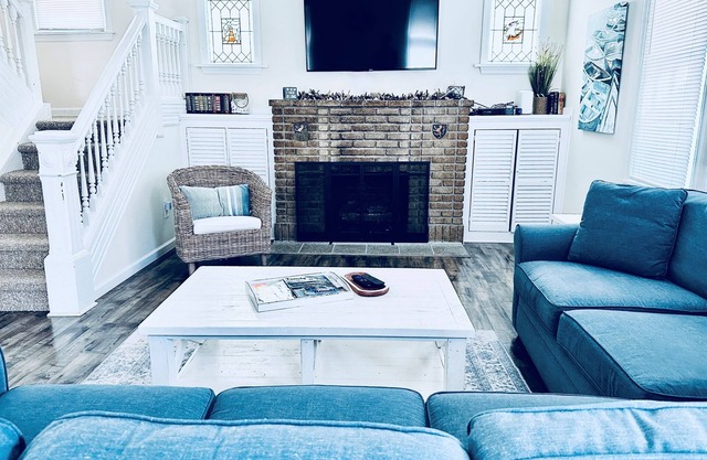 Lively Ventnor Street near Restaurants & Shops, Short Uber to Atlantic City