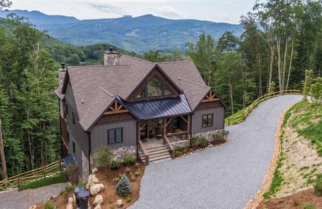 Livin' Lodge at Eagles Nest - Hot tub, Views, Pool table, Pet Friendly!