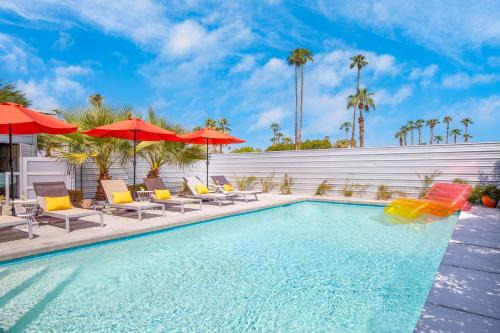 Lloyd by AvantStay Palm Spring Paradise w Pool Large Yard Table Tennis Permit3779