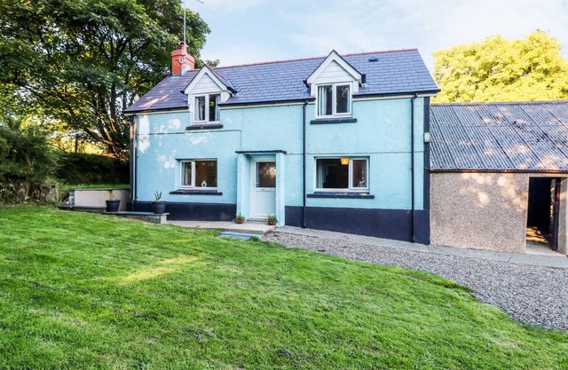 LLYGAD-YR-HAUL, pet friendly, with a garden in Haverfordwest