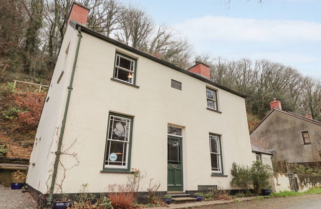 LLYSGWAUN, pet friendly, with open fire in Fishguard