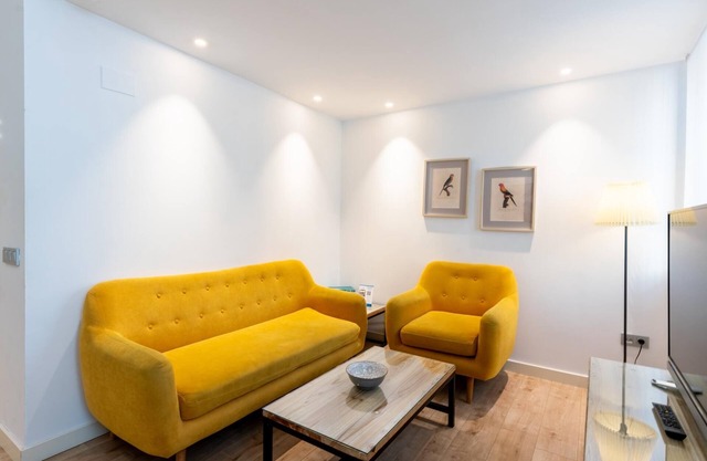 LN1 2BD+2BTH Cloakroom, Shared terrace with pool + Parking on demand