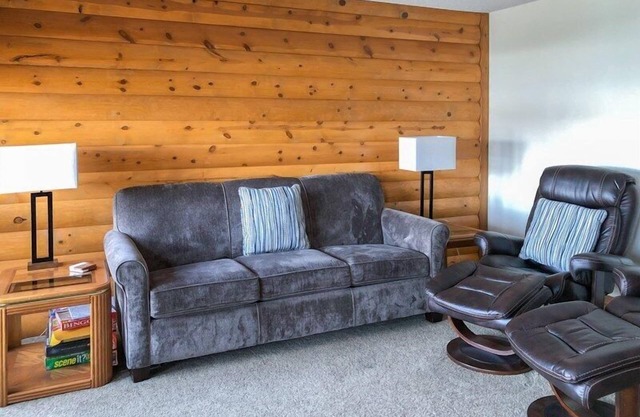 Loan Oak Point 04 - A Vintage Lake Vacation!