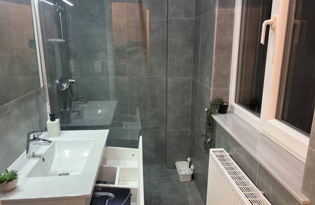 Located 2min from the French community, 10min from debrouckere, 7min from Dansaert