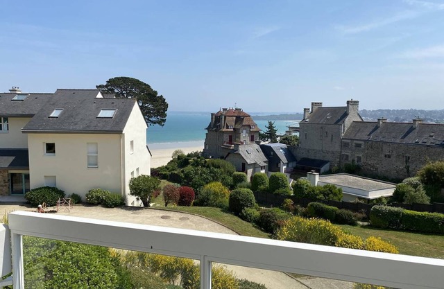 Located in a quiet residence, pleasant T2 apartment with lovely sea view for 4 people