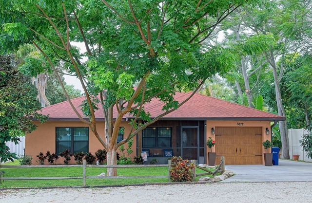 Located in Sarasota Springs. 15 mins to Siesta Key and 10 mins to downtown