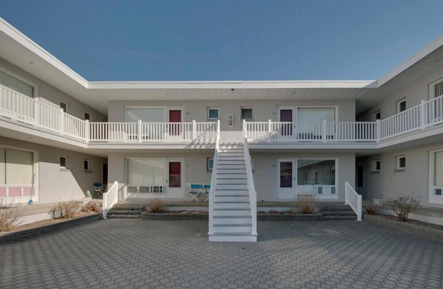located in the heart of Stone Harbor just 3 blocks from downtown 96th Street shopping area and 1 1/2 blocks to the beach. The courtyard is furnished with outdoor table, chairs and umbrellas.