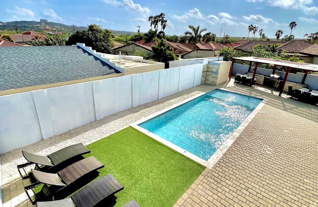 Located only minutes away from the Palm Beaches. 2 bedroom 3 beds 2 bathroom