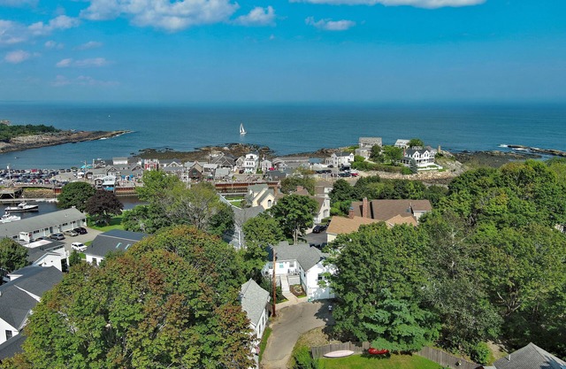 Located Steps From Perkins Cove, Enjoy Shopping, Dining, & Beach-Full A/C!