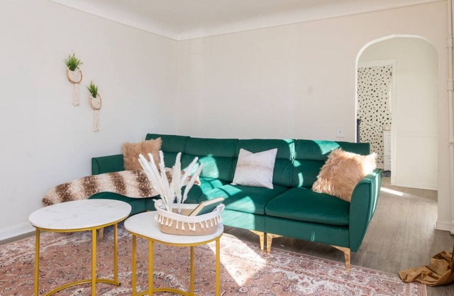 ~Location~ 3 Min to UOFM: Cozy Retro Art Deco Home