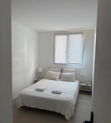 Location proche de toute commodités à 1 minute du tramway et à 9 min de centre ville et parking gratuit dans résidence privée