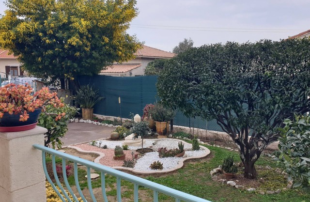 Location Saisonnière/vacances Bas de Villa Provençal Dans un Quartier Calme