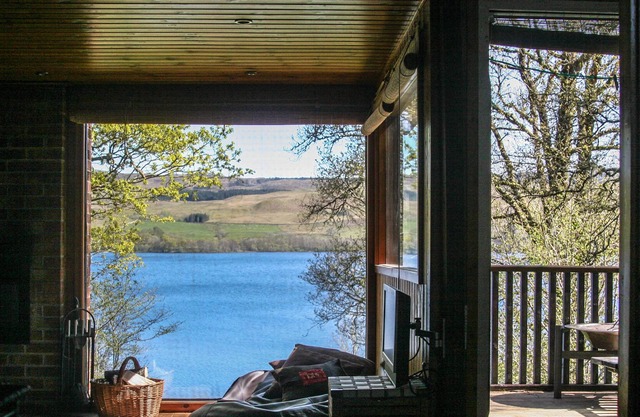 Lochside Chalet With Fireplace, Fantastic Mountain And Lake Views and Fishing.