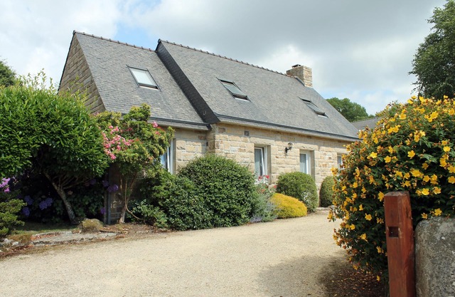 LOCRONAN - Beautiful house, veranda and large garden - near sea and bay view