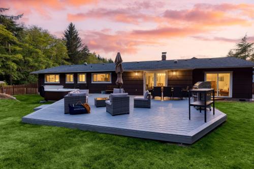 Lodge at Deception Pass by AvantStay Trails Hot Tub Walk to Cornet Bay