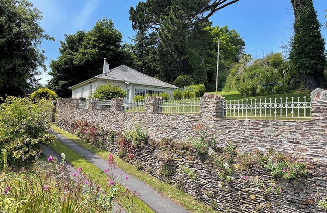 Lodge house in beautiful grounds with breathtaking sea views