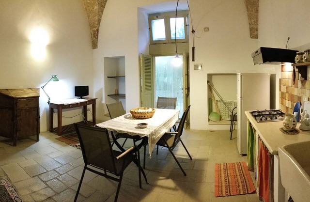 Lodge Levante 4p with kitchen, in Masseria with shared swimming pool in Salento