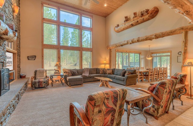 Lodge Retreat, AC, Hot Tub, Pet Friendly (with fee), SHARC, 20 Sleeper