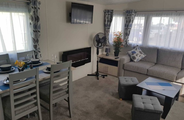 Lodge, Sleeps 8- Parking, Wifi, Campsite Amenities
