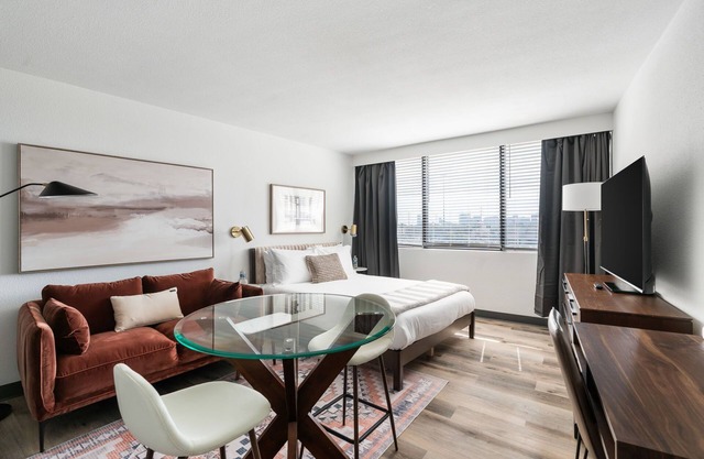 Lodgeur | Studio w/pool & gym | Upper Kirby