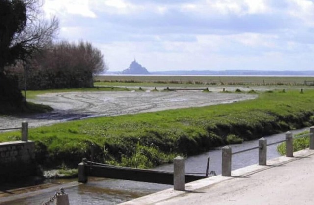 Lodging 7 in front of the Mont Saint Michel bay