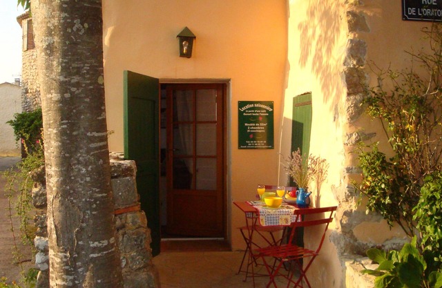 Lodging in the heart of a village perched 500m above sea level in Provence Verte