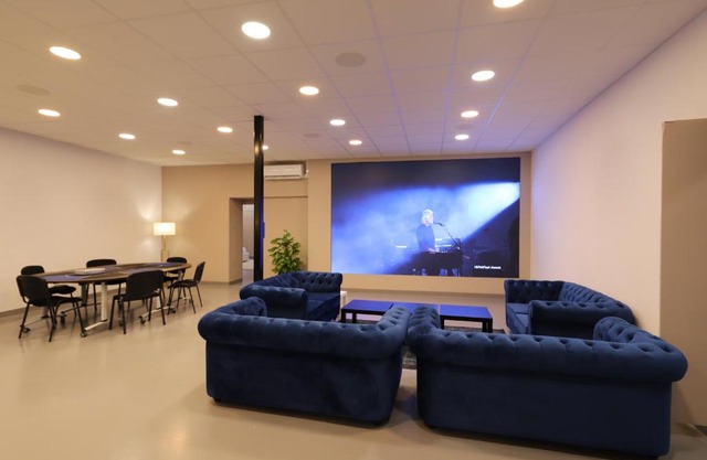 Loft 200m2 avec écran led géant de 10m2