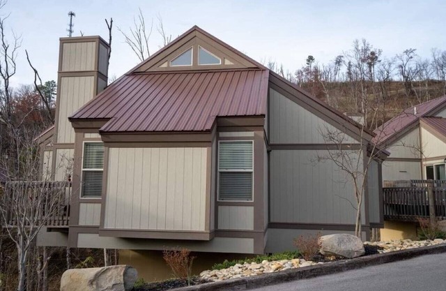 LOFT COTTAGES/AUTUMN . TREETOPS RESORT, GATLINBURG 3BDRM/3BATH FRIDAY CHECK IN