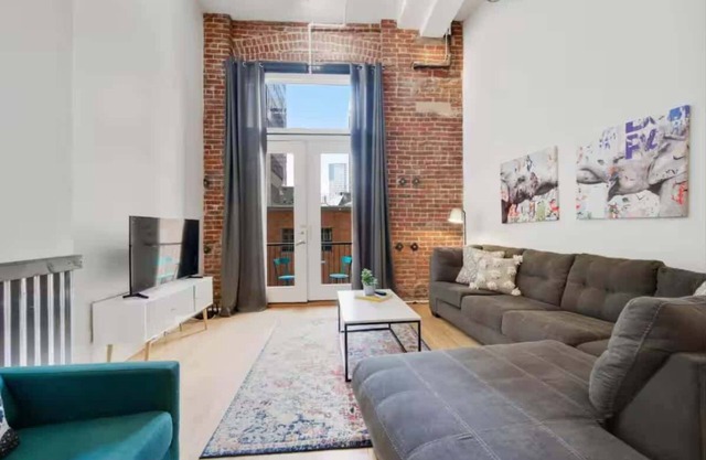 Loft Retreat | King Bed+Balcony | Pet-Friendly 30+