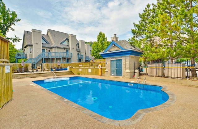 Loft w/deck & shared seasonal pool/year-walk to lifts, dogs OK