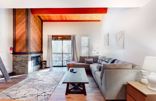 Lofted Mountain Escape W/Free WiFi, Shared Pool/Hot Tub, Golf & Skiing Nearby