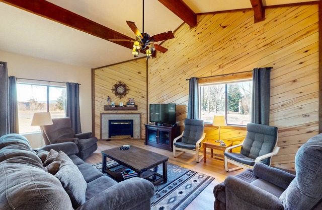 Lofty condo with patio - walk to golf, recreation center & eateries