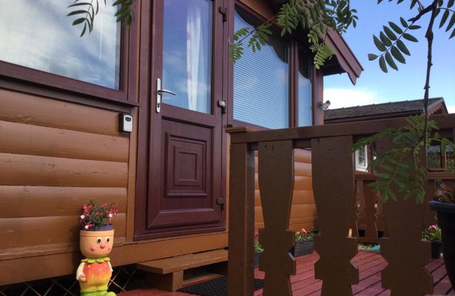 Log cabin - free parking garden & pet friendly