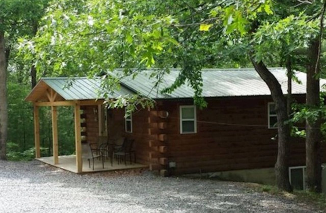 Log Cabin in Wooded Area Near Raystown Lake Boat Access
